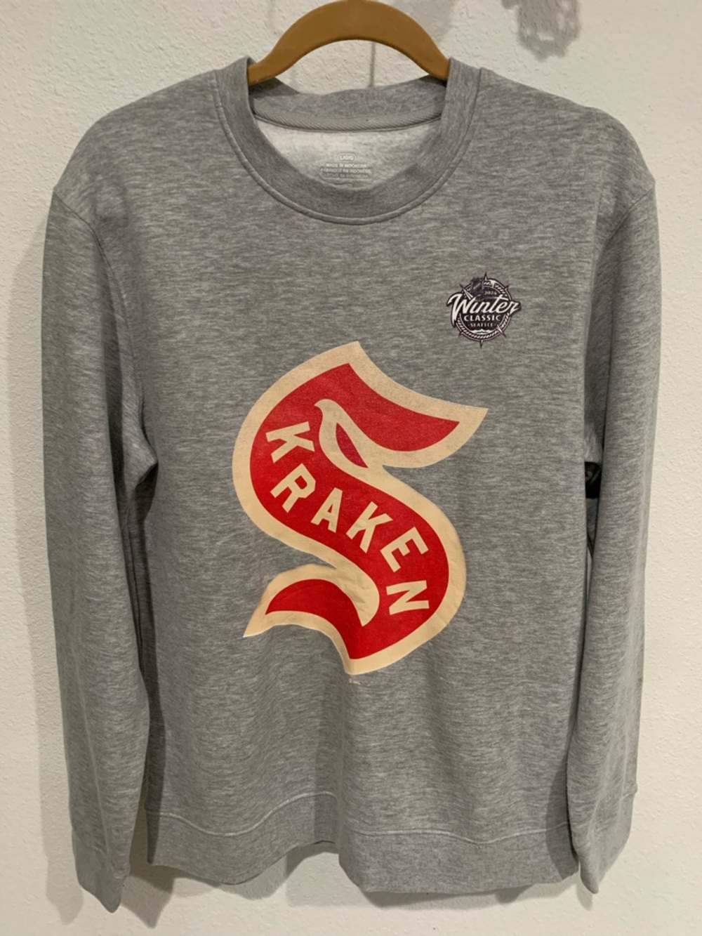 Seattle Kraken Grey Crewneck Sweatshirt, Throwback Logo, NHL Winter Classic, L